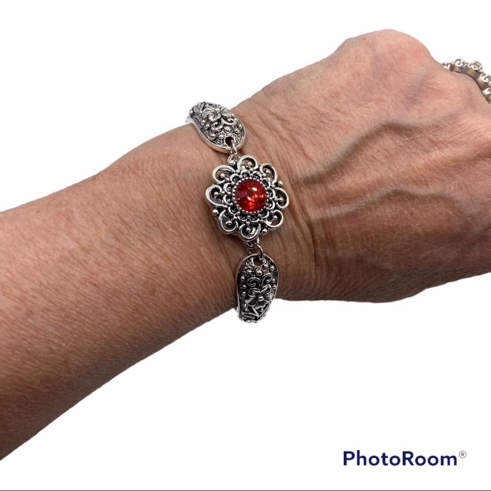 Victorian Style Elegant Carved Vintage Style Bracelet W/ 18mm Snap Perfect Gift!